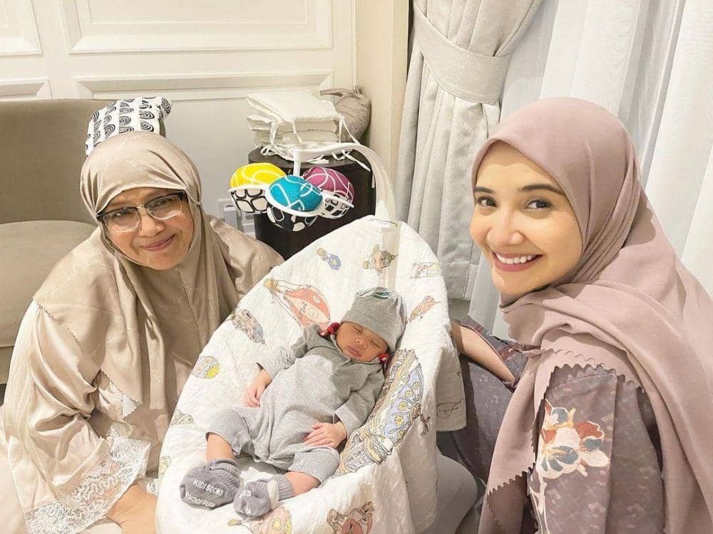 Zaskia Sungkar bersama Mama Fenny dan baby Ukkasya (instagram.com/shireensungkar)