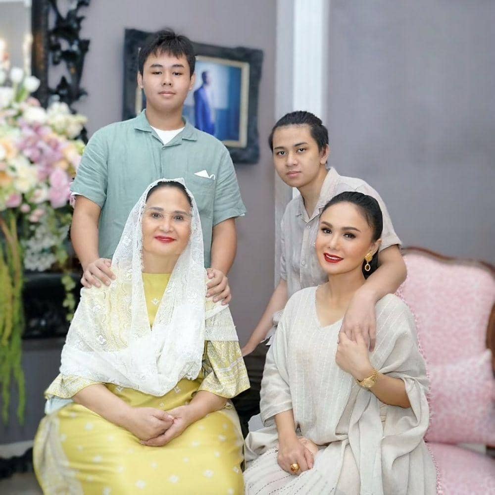 Yuni Shara bersama mama dan kedua putranya (instagram.com/yunishara36)