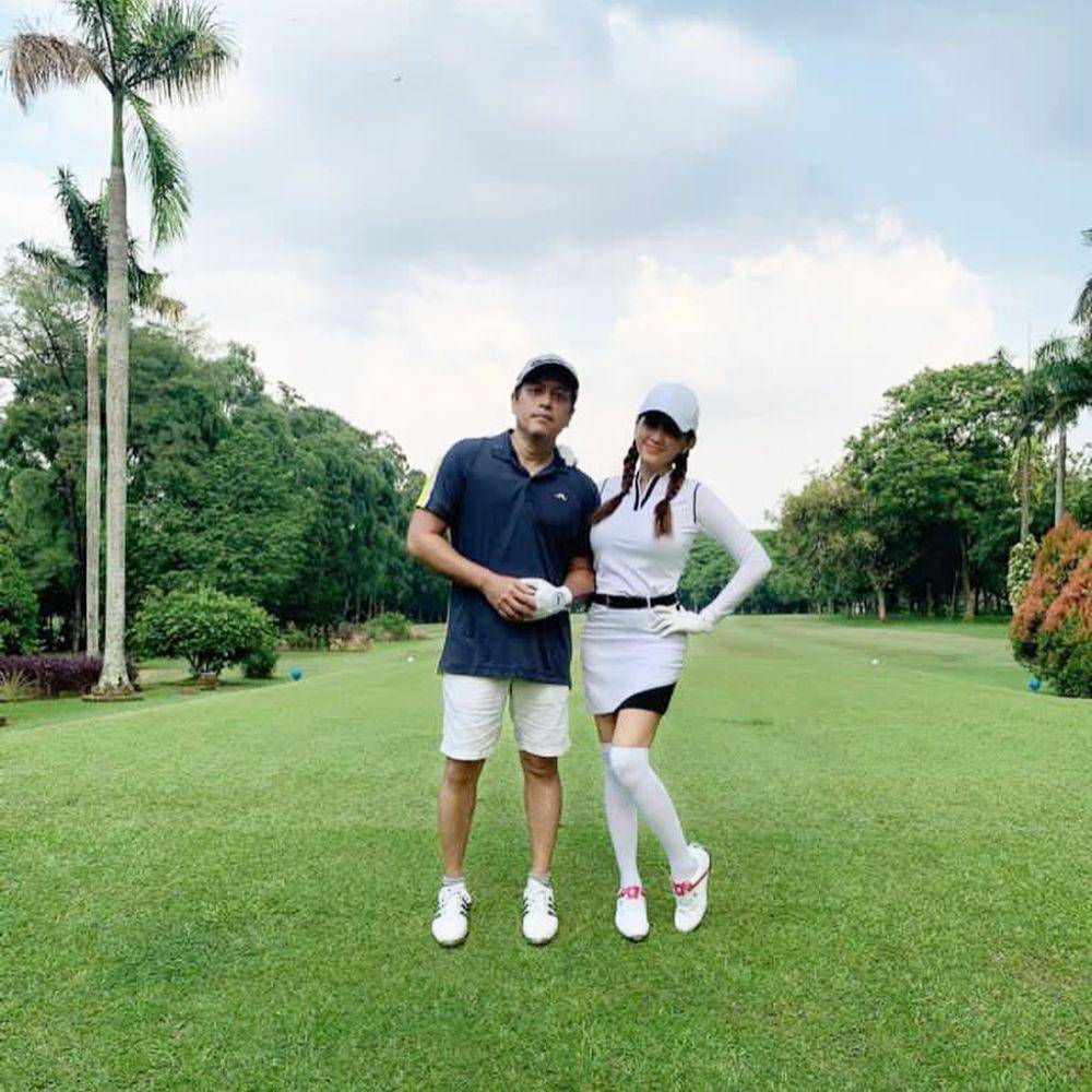 Angel Karamoy dan Jose Poernomo sedang bermain golf. (instagram.com/realangelkaramoy)
