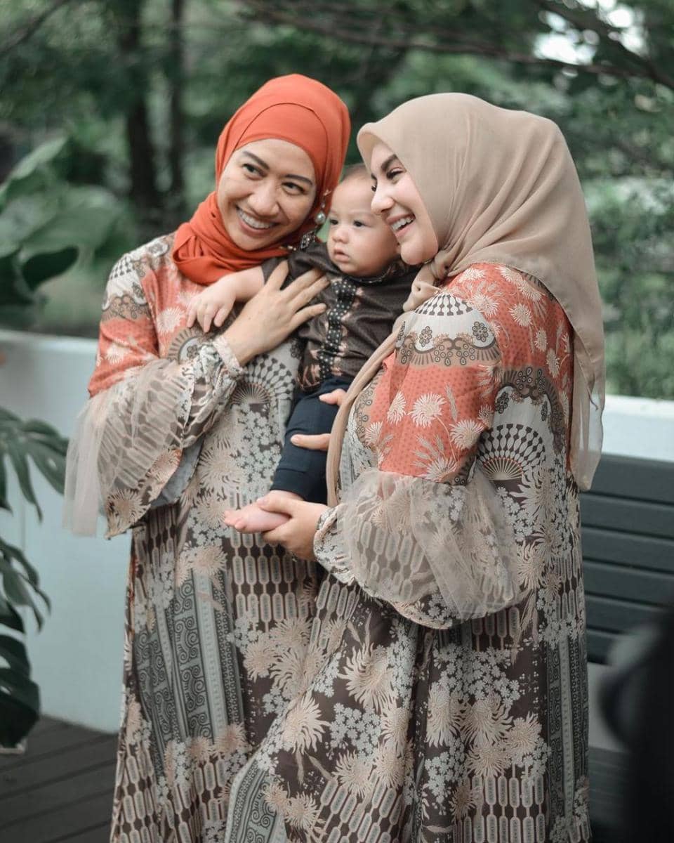 Irish Bella bersama Mama Susanti dan baby Air (instagram.com/_irishbella_)