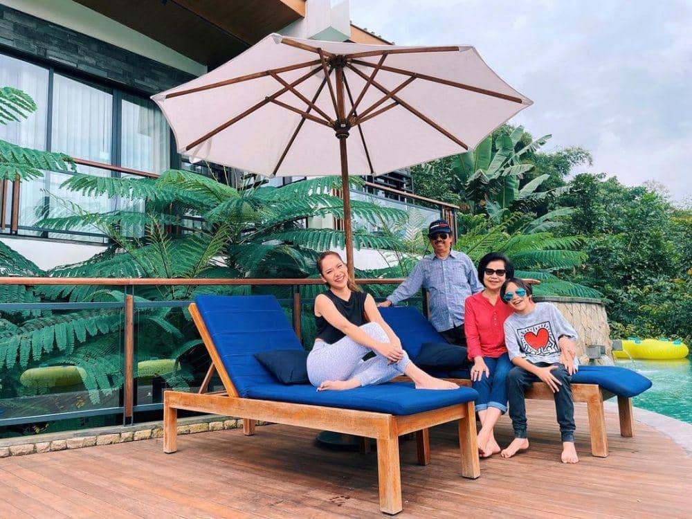 Bunga Citra Lestari bersama kedua orangtua dan Noah (instagram.com/bclsinclair)
