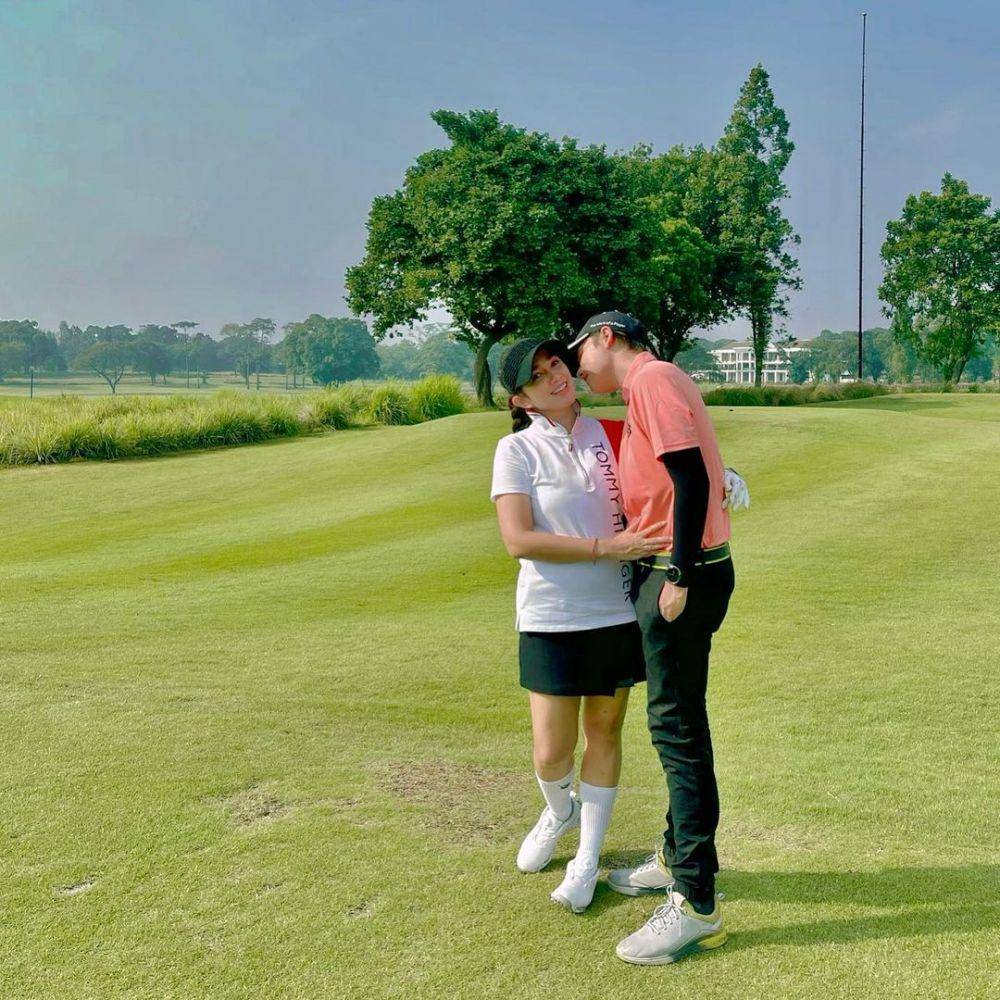 Ussy Sulistiawaty dan Andhika Pratama sedang bermain golf. (instagram.com/ussypratama)