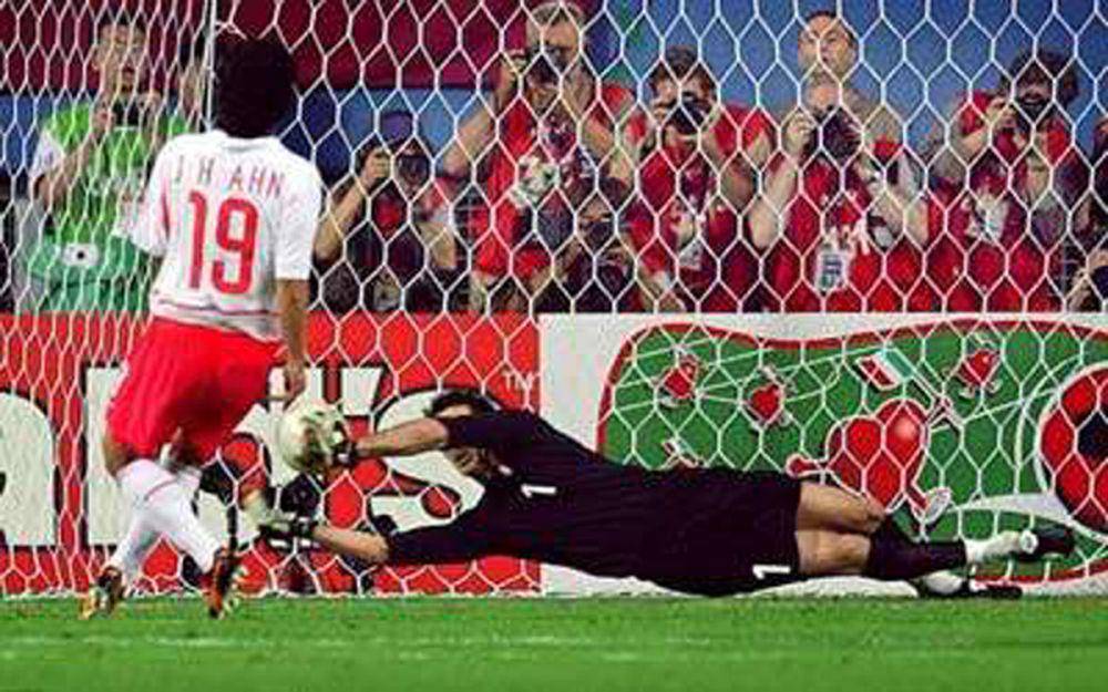 Gianluigi Buffon berhasil menggagalkan penalti Korea Selatan (cabinetmagazine.org)