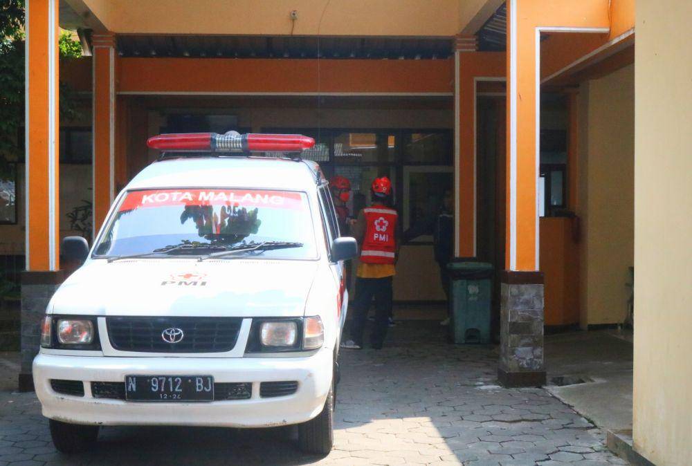 Ambulance evakuasi korban terjepit lift di hotel saat berada di RSSA. IDN Times/Alfi Ramadana