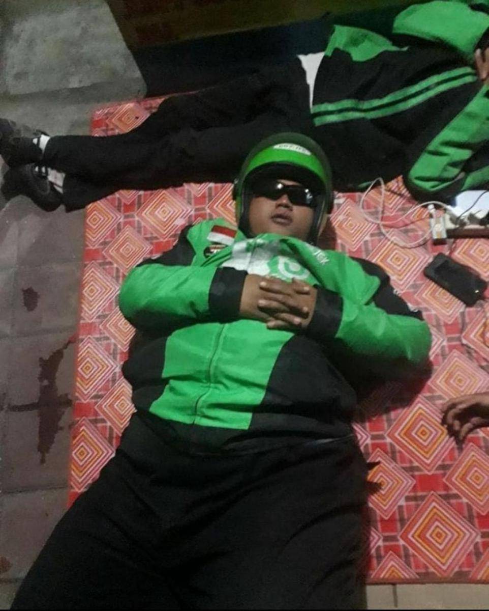 potret abang ojol ketiduran (instagram.com/newdramaojol.id)