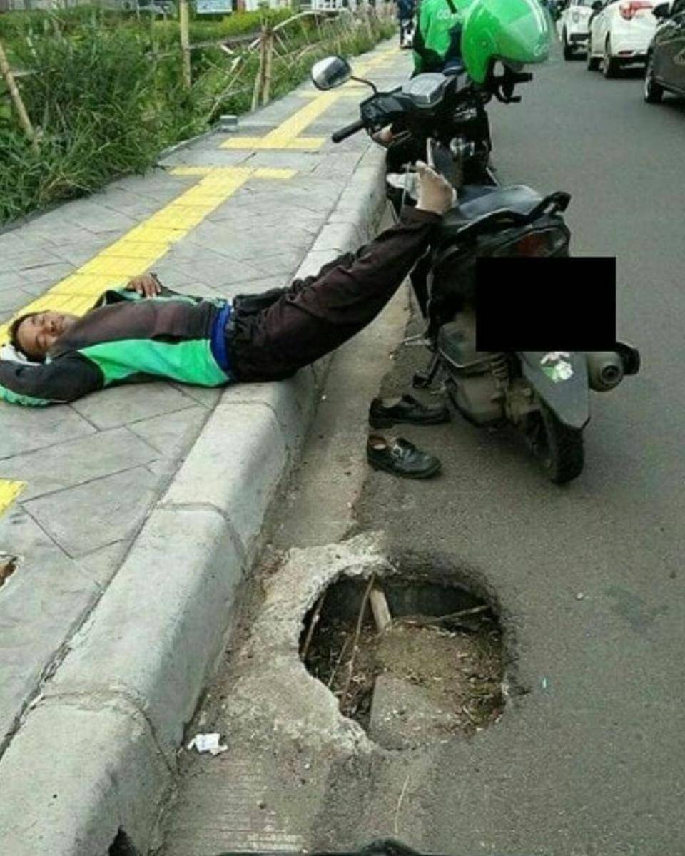 potret abang ojol ketiduan (instagram.com/newdramaojol.id)
