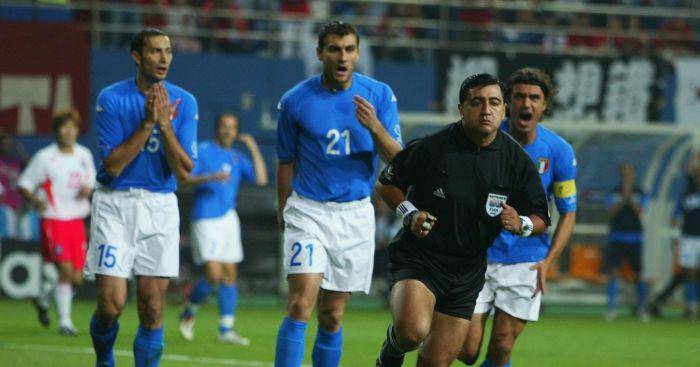Bryan Moreno menganulir gol kemenangan Italia (planetfootball.com)