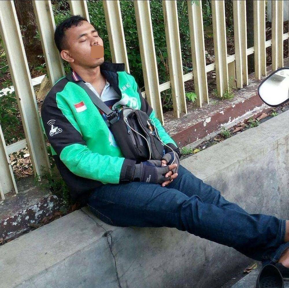 potret abang ojol ketiduran (instagram.com/newdramaojol.id)