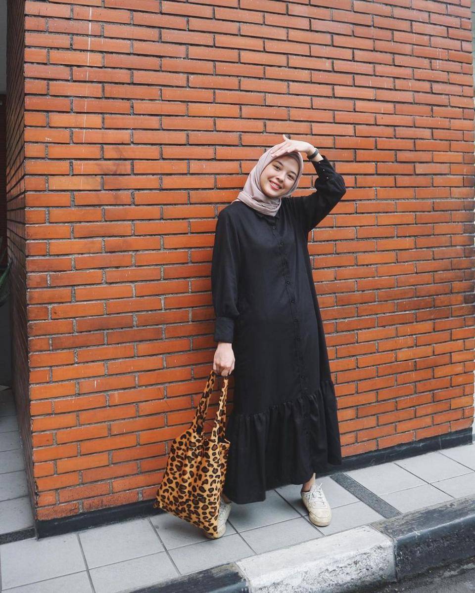 Outfit Anastasia dengan dress (instagram.com/anastasiadelline)