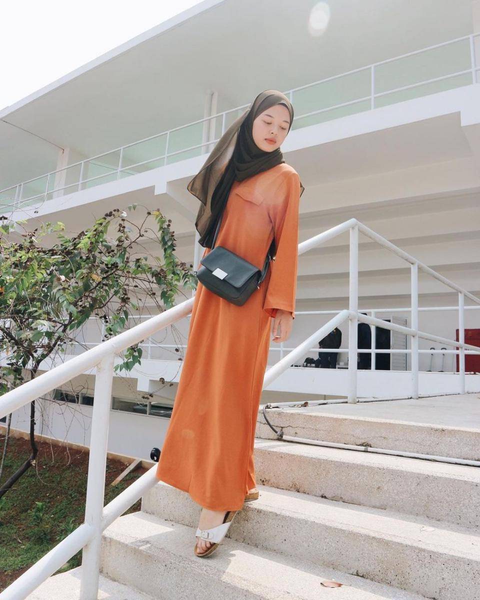 Outfit Anastasia dengan dress (instagram.com/anastasiadelline)