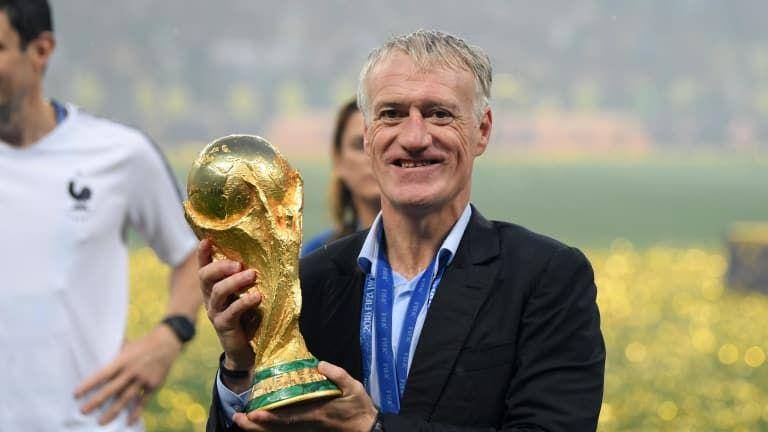 Didier Deschamps berpose dengan trofi Piala Dunia (fifa.com)