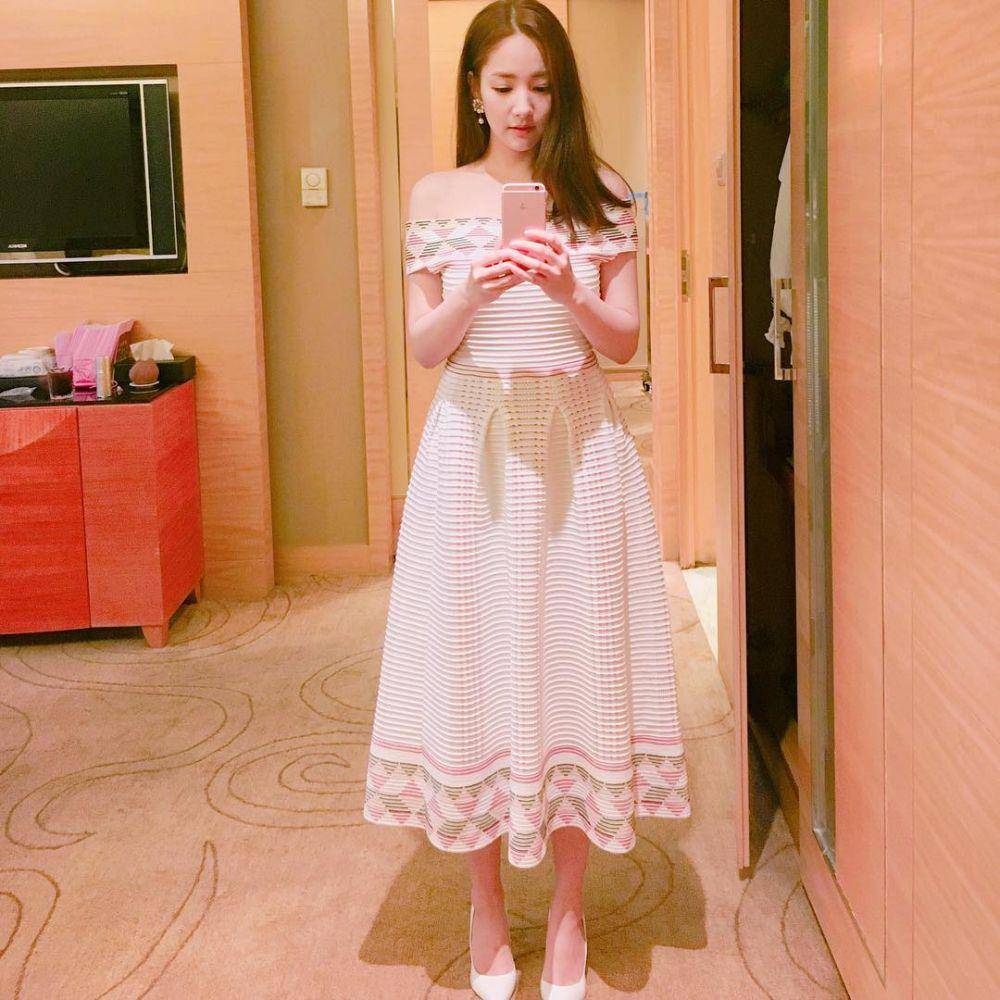 Park Min Young saat mengenakan dress. (instagram.com/rachel_mypark)