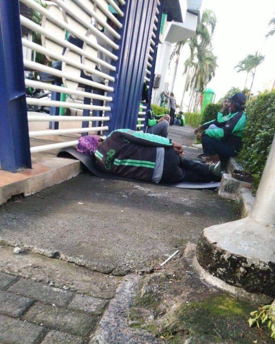 potret abang ojol ketiduan (instagram.com/newdramaojol.id)