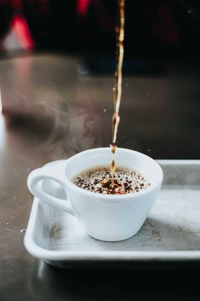 ilustrasi menyeduh kopi (unsplash.com/devin avery)