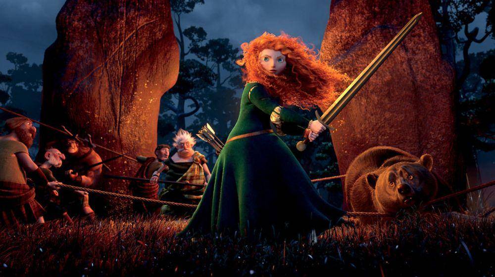 Merida melindungi ibunya yang dikutuk menjadi beruang (dok. Pixar via princess.disney.com)