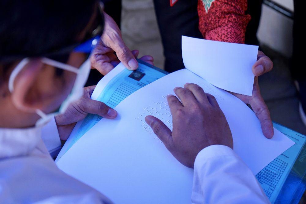 Tuna Netra di Banyuwangi Akhirnya Bisa Miliki KTP Braille