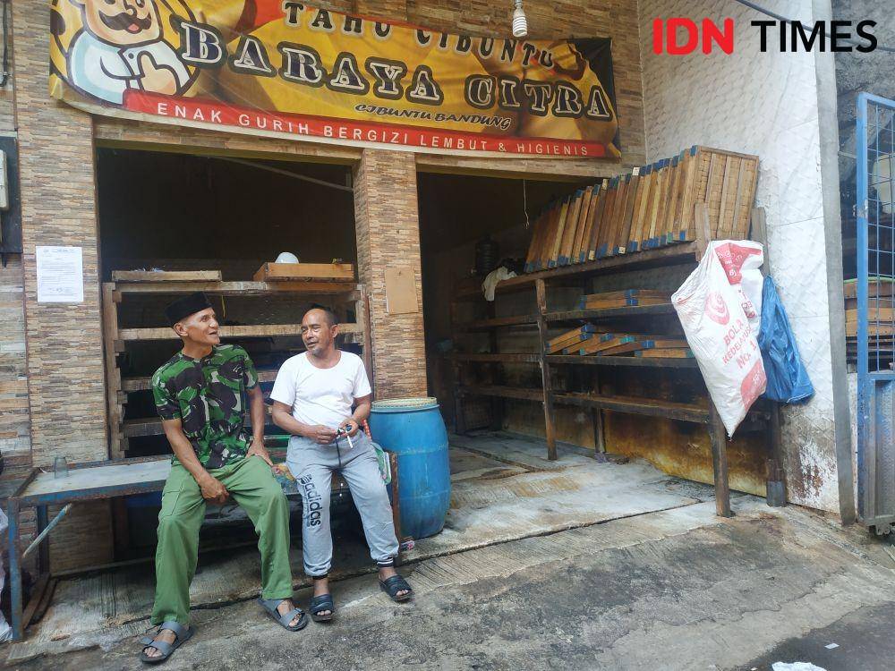 Pengjarin tahu di Cibuntu, Bandung, mogok kerja karena kenaikkan harga kacang kedelai yang jadi bahan baku utama. IDN Times/Debbie Sutrisno