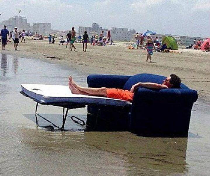 kejadian lucu saat liburan di pantai (liveabout.com)