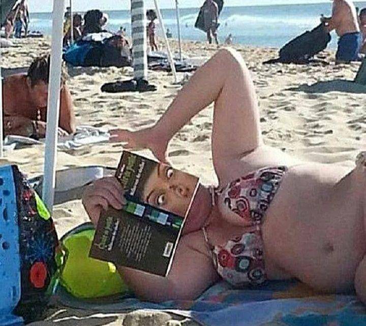 kejadian lucu saat liburan di pantai (liveabout.com)