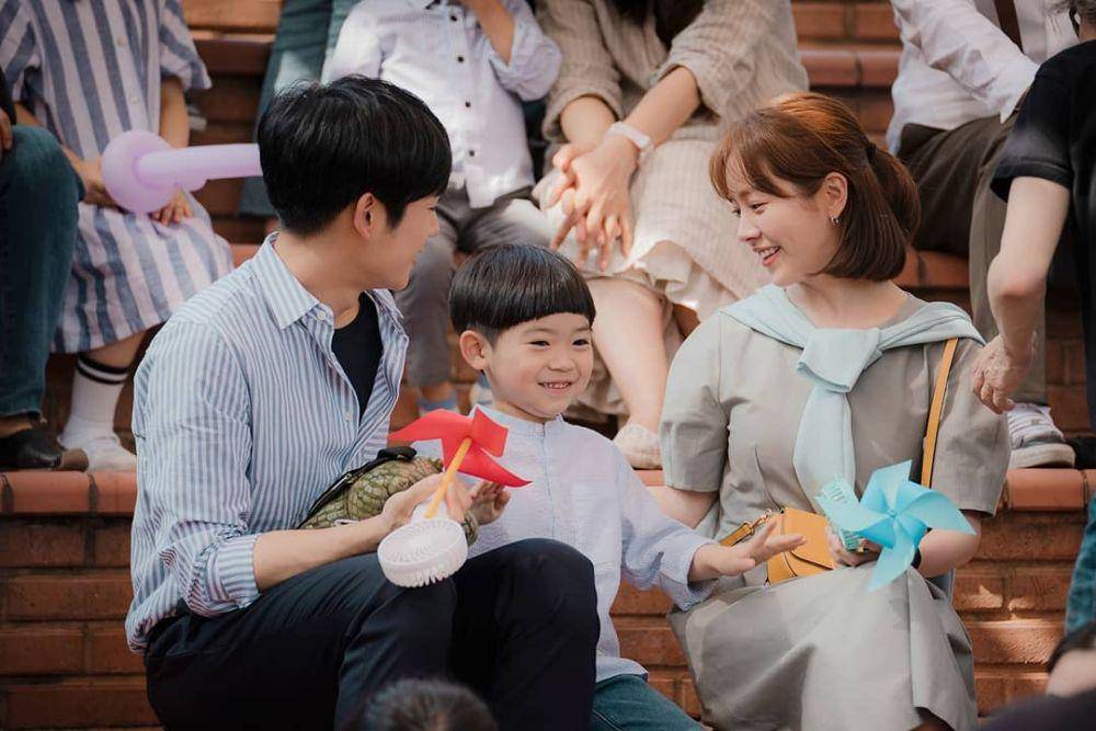 Han Ji Min, Jung Hae In, dan Ha Yi An di One Spring Night (instagram.com/holyhaein)