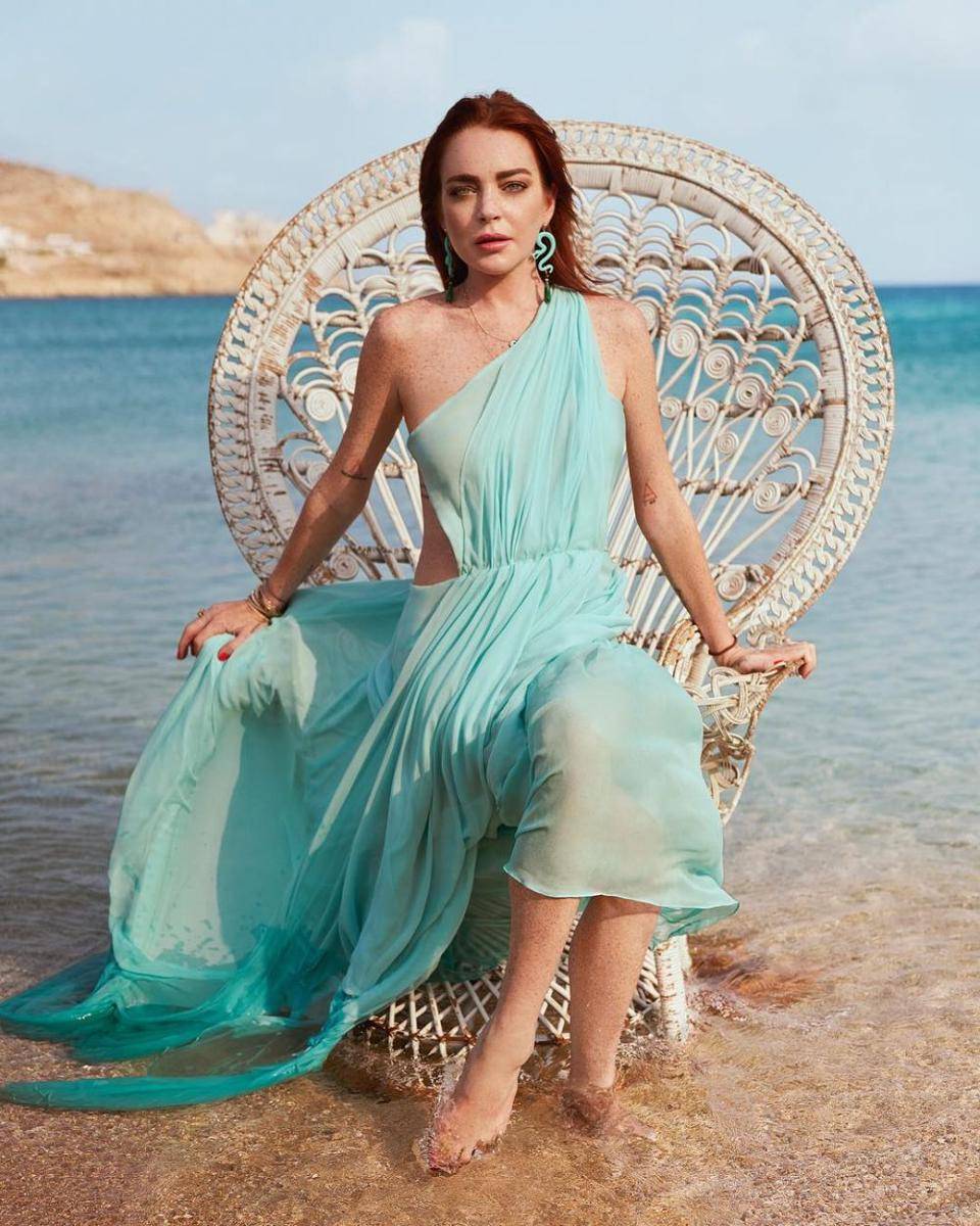 Lindsay Lohan dengan dress tosca. (Instagram.com/ lohanbeachclub)