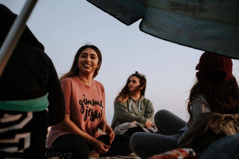 ilustrasi wanita duduk bersama dengan eskpresi ceria (unsplash.com/omar lopez)