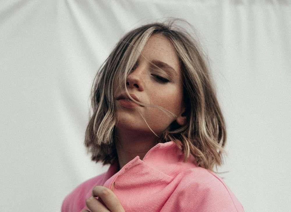 highlight rambut pendek (unsplash.com/Dziana Hasanbekava)