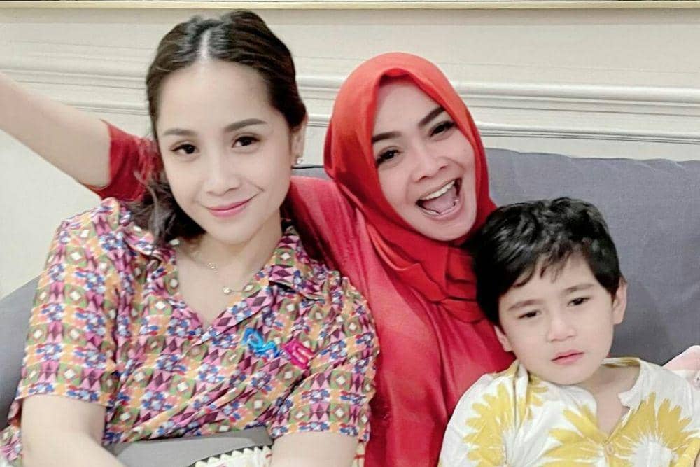 10 Kekompakan Tiga Generasi Keluarga Artis, Ada Orangtua dan Anaknya