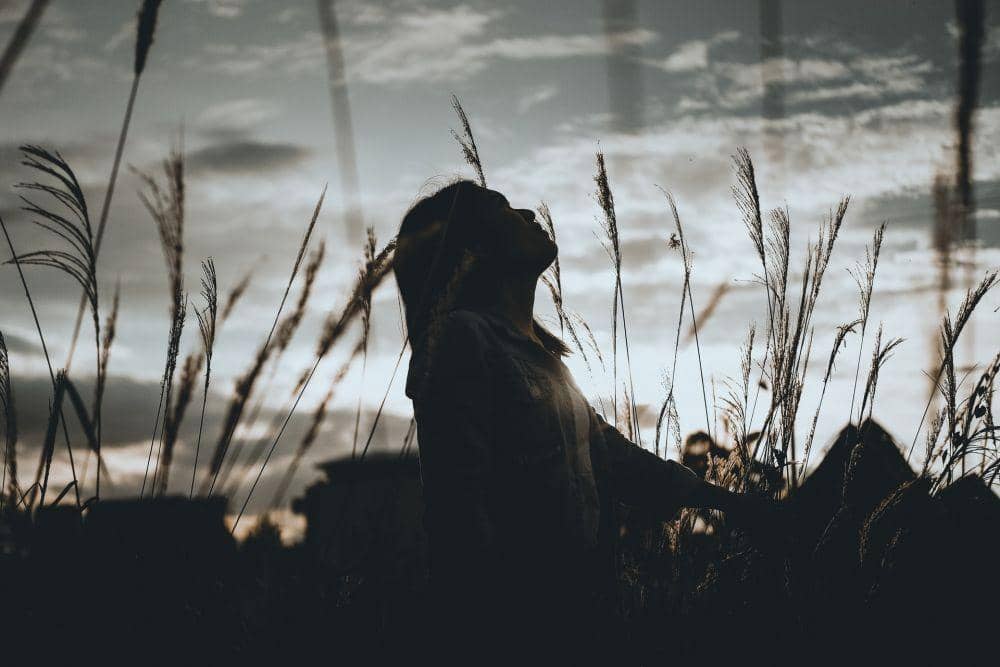 ilustrasi wanita menatap langit (unsplash.com/rainer ridao)