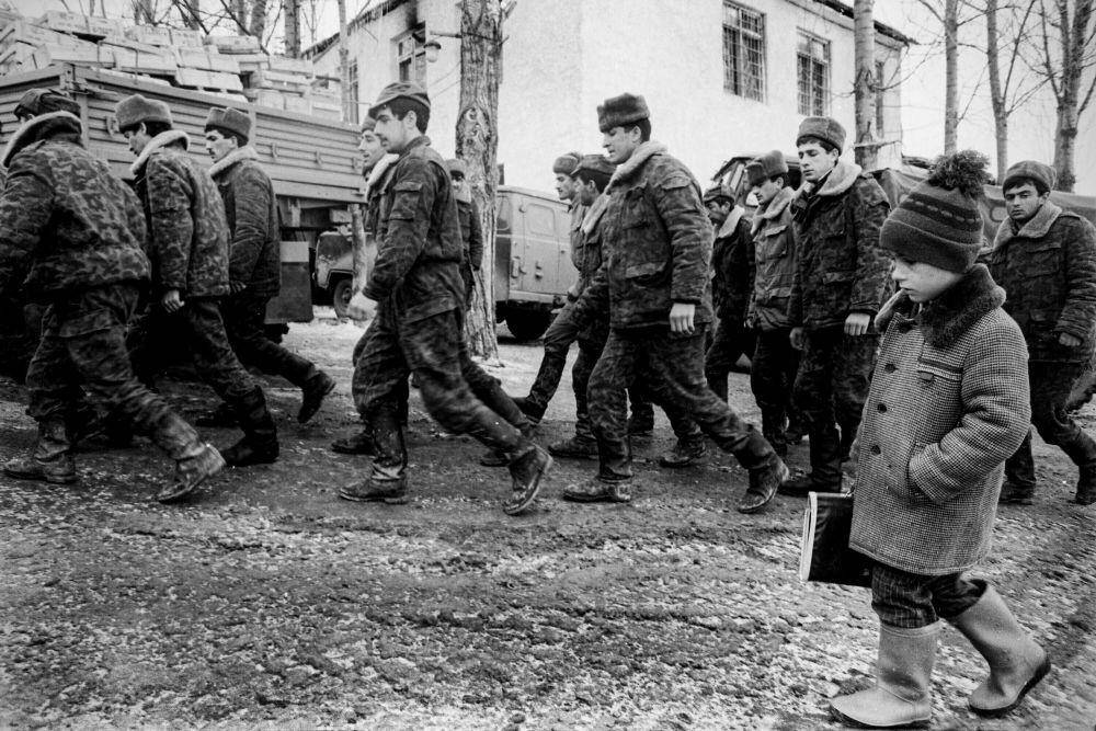 Prajurit Armenia tengah berbaris dalam Perang Nagorno-Karabakh tahun 1988. twitter.com/WikiAsianMonth