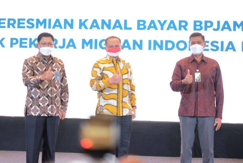 Peresmian pembukaan kanal bayar melalui Mandiri International Remittance secara daring dilakukan Direktur Utama Bank Mandiri Darmawan Junaidi, Direktur Treasury & International Banking Bank Mandiri Panji Irawan, Direktur Utama BPJAMSOSTEK Anggoro Eko Cahyo dan President Director of Mandiri International Remittance Lugiyem di Plaza BPJAMSOSTEK, Jakarta, Kamis, (27/5), bersama MIR di Malaysia (Dok. BPJAMSOSTEK)