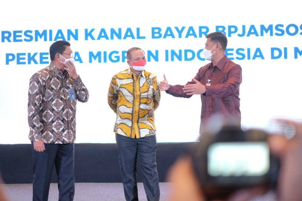 Peresmian pembukaan kanal bayar melalui Mandiri International Remittance secara daring dilakukan Direktur Utama Bank Mandiri Darmawan Junaidi, Direktur Treasury & International Banking Bank Mandiri Panji Irawan, Direktur Utama BPJAMSOSTEK Anggoro Eko Cahyo dan President Director of Mandiri International Remittance Lugiyem di Plaza BPJAMSOSTEK, Jakarta, Kamis, (27/5), bersama MIR di Malaysia. (Dok. BPJAMSOSTEK)