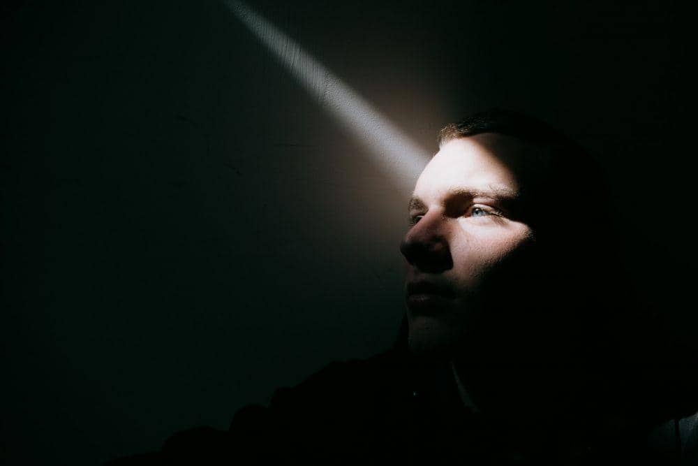 ilustrasi pria mendapat spotlight (unsplash.com/sinitta leunen)