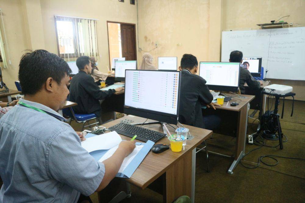 Dosen mengawasi pelaksanaan ujian masuk IAIN Tulungagung secara online. IDN Times/ istimewa