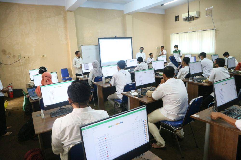 Dosen mengawasi pelaksanaan ujian masuk IAIN Tulungagung secara online. IDN Times/ istimewa