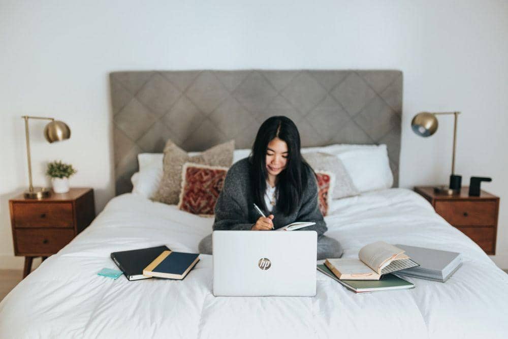 ilustrasi bekerja di dalam kamar (unsplash.com/windows)