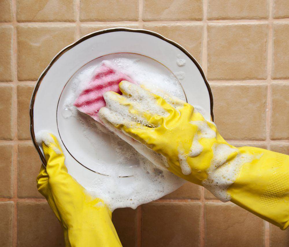 Mencuci piring dengan sarung tangan (rest-time.com)