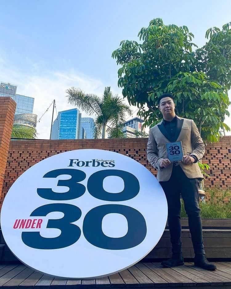 Kevin Susanto dalam acara penghargaan Forbes. (instagram.com/kevinsusanto)