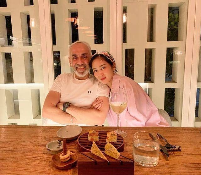 10 Pose Manja Seleb dengan Suami yang Usianya Jauh Lebih Tua