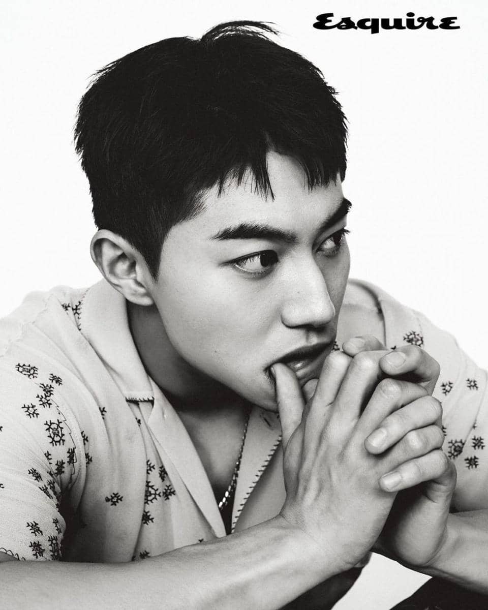 Kwak Dong Yeon di pemotretan majalah Esquire Korea edisi Juni 2021. (instagram.com/kwakdongyeon0)