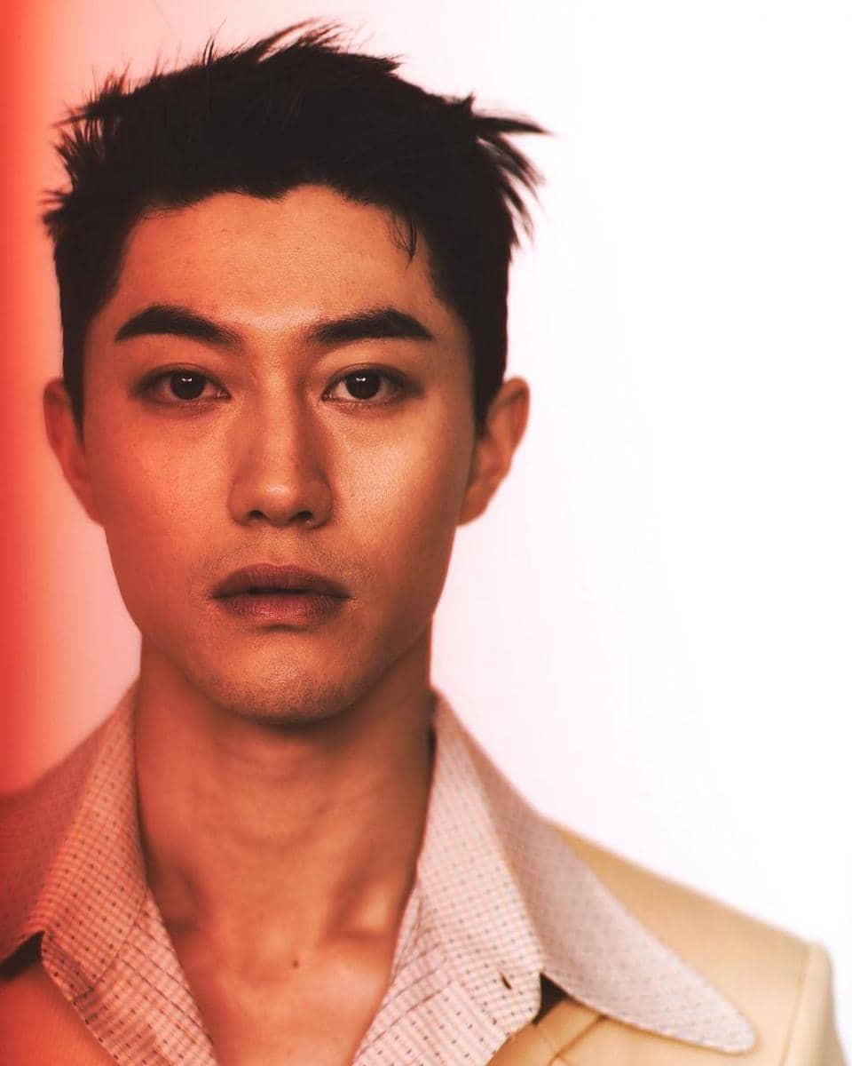 Kwak Dong Yeon di pemotretan majalah Esquire Korea edisi Juni 2021. (instagram.com/kwakdongyeon0)