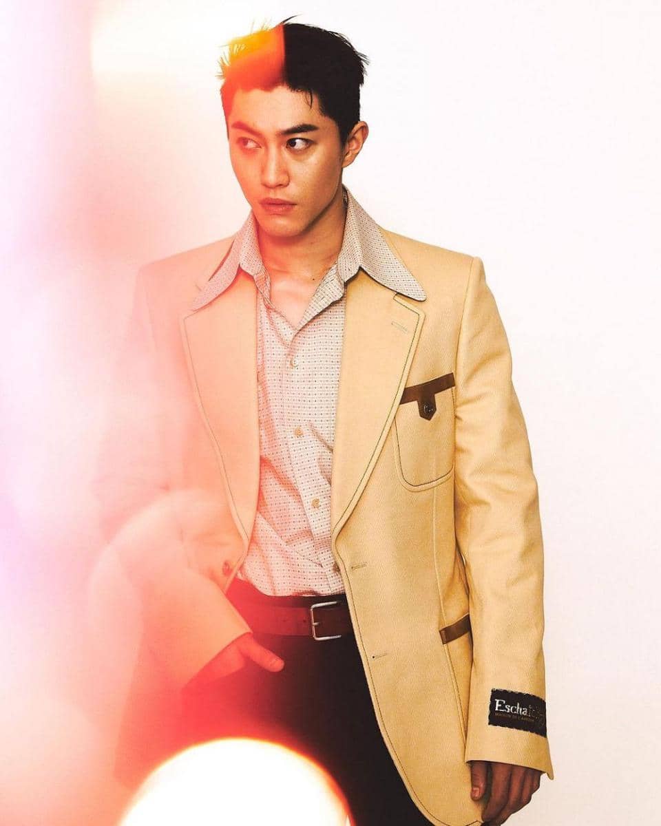 Kwak Dong Yeon di pemotretan majalah Esquire Korea edisi Juni 2021. (instagram.com/kwakdongyeon0)