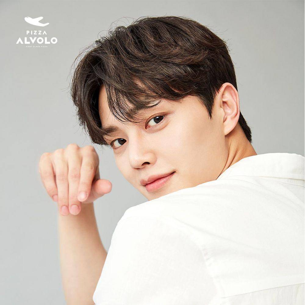 Song Kang (instagram.com/songkang_b)