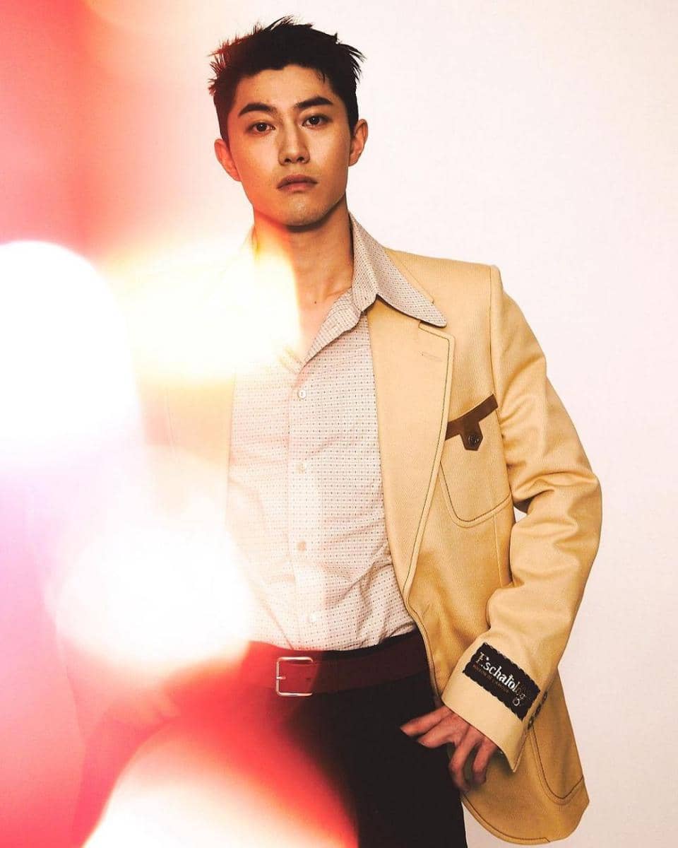 Kwak Dong Yeon di pemotretan majalah Esquire Korea edisi Juni 2021. (instagram.com/kwakdongyeon0)