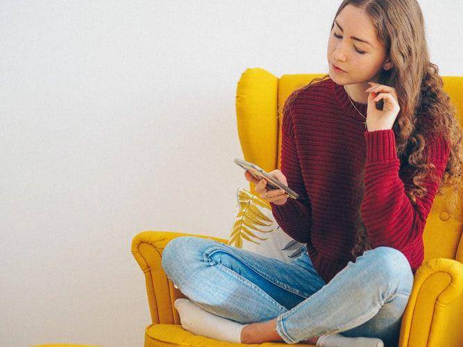 Ilustrasi wanita menggunakan ponsel (unsplash.com/laurachouette)