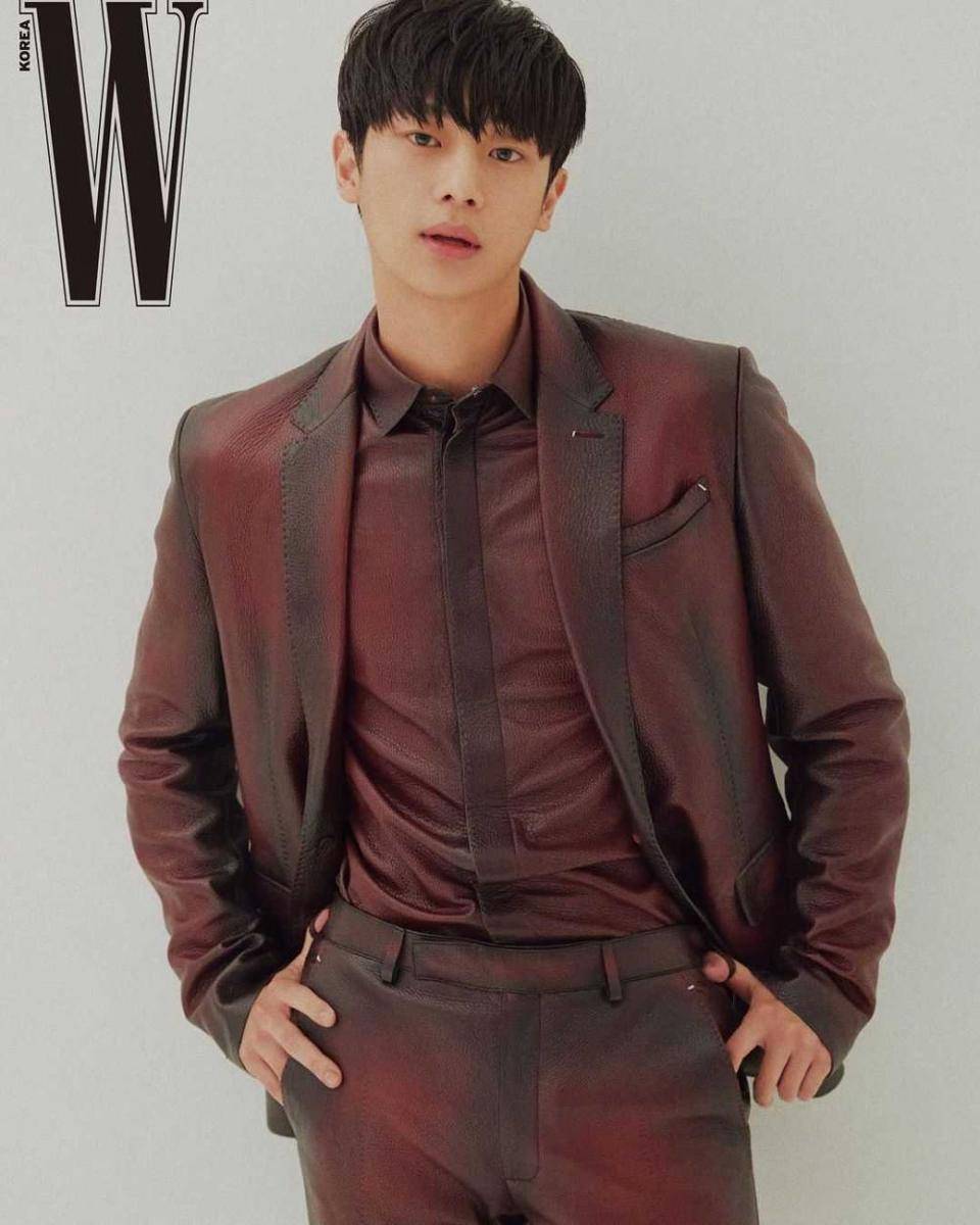 Lee Shin Young pemotretan W Korea (instagram.com/lessin_y)