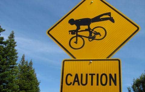 Kocak! 11 Rambu Lalu Lintas untuk Pesepeda ini Malah Bikin Bingung