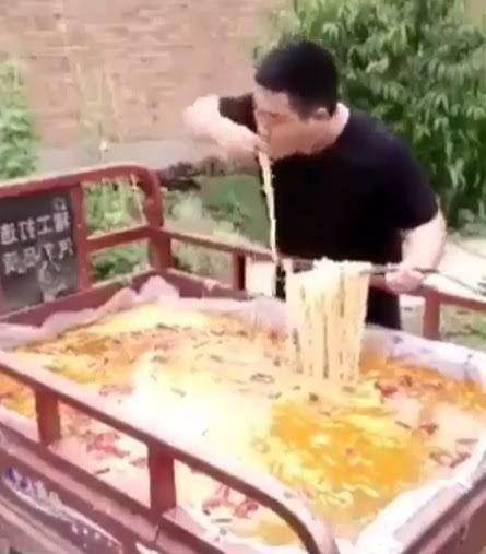 mukbang ngakak (facebook.com/Kelakuan Random Hooman)