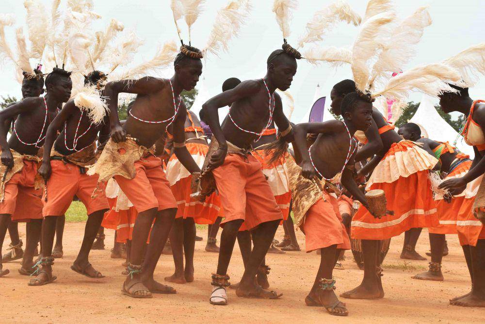 ilustrasi orang-orang Uganda sedang menari (unsplash.com/Watoker Derrick Okello)
