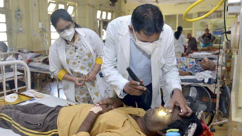 Seorang dokter tengah memeriksa pasien Aspergillosis di India. (indiatoday.in)